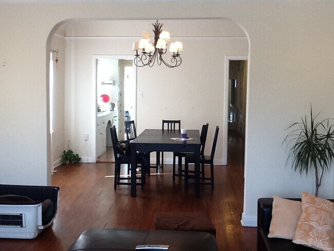 Dining - 631 N Gardner St