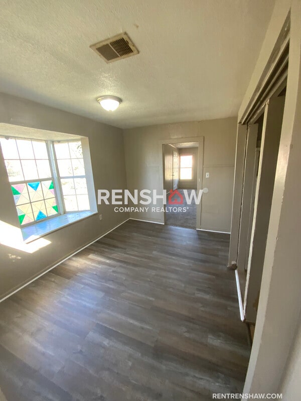 Building Photo - 318 Tulip St