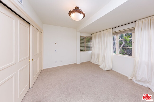 Building Photo - 1290 Sunset Plaza Dr