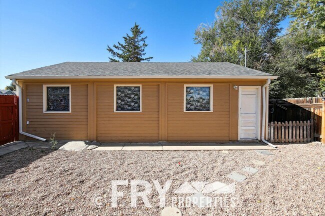 Building Photo - Brick Ranch Home Near Olde Town