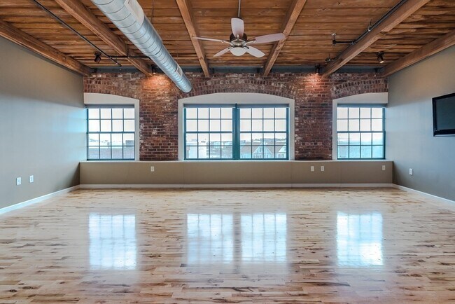 Building Photo - 210 Broadway