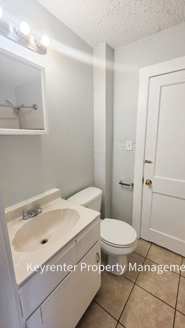 Building Photo - 2 Bed 1 Bath rare to rent!