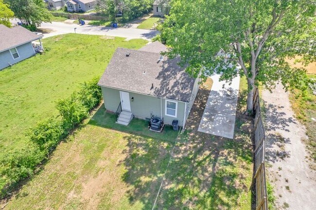 Building Photo - 2608 N Quaker Ave