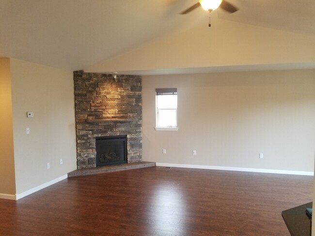 Building Photo - Radiant lake - 3 Bedroom Home