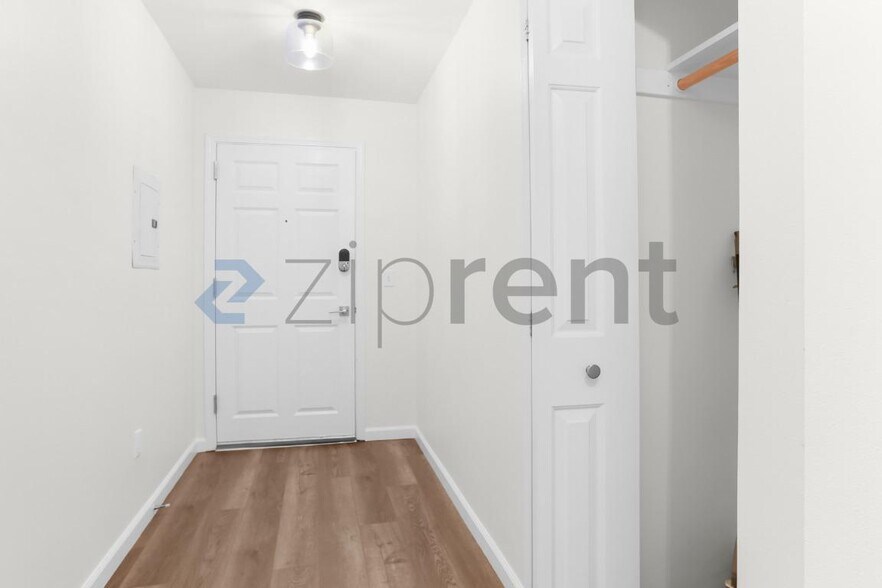 Building Photo - Unit 401