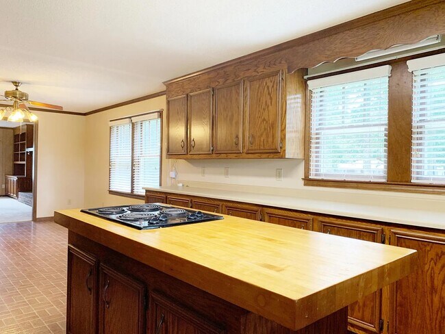 Building Photo - 600 Garrison Rd