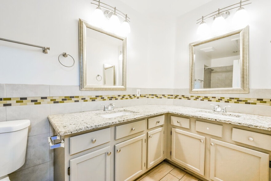 Building Photo - 1297 E Tradewind Dr