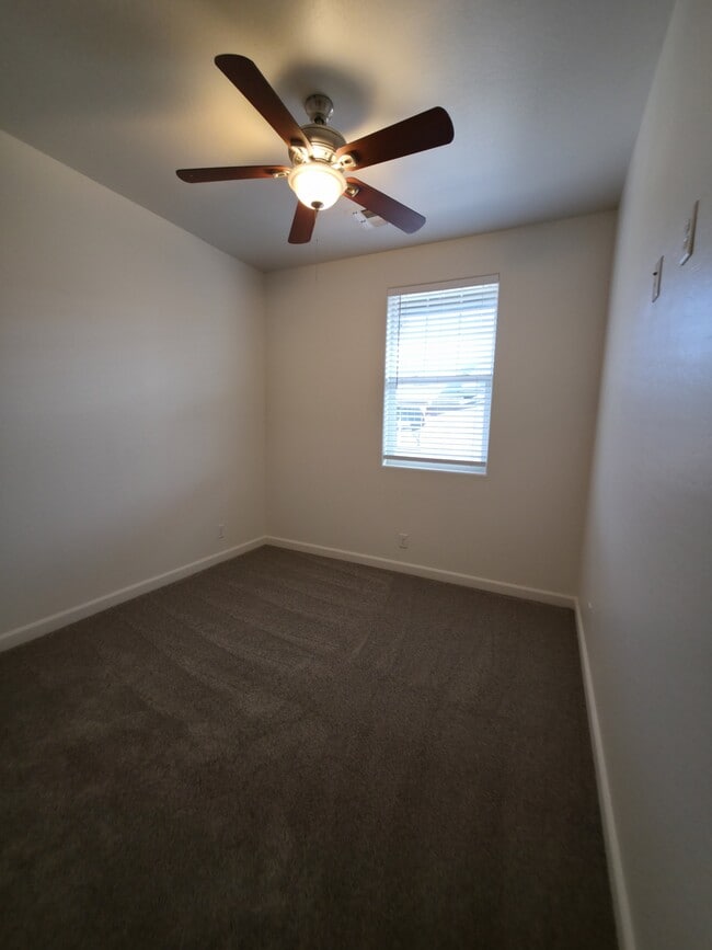 Building Photo - 2512 W Pikes Peak Dr