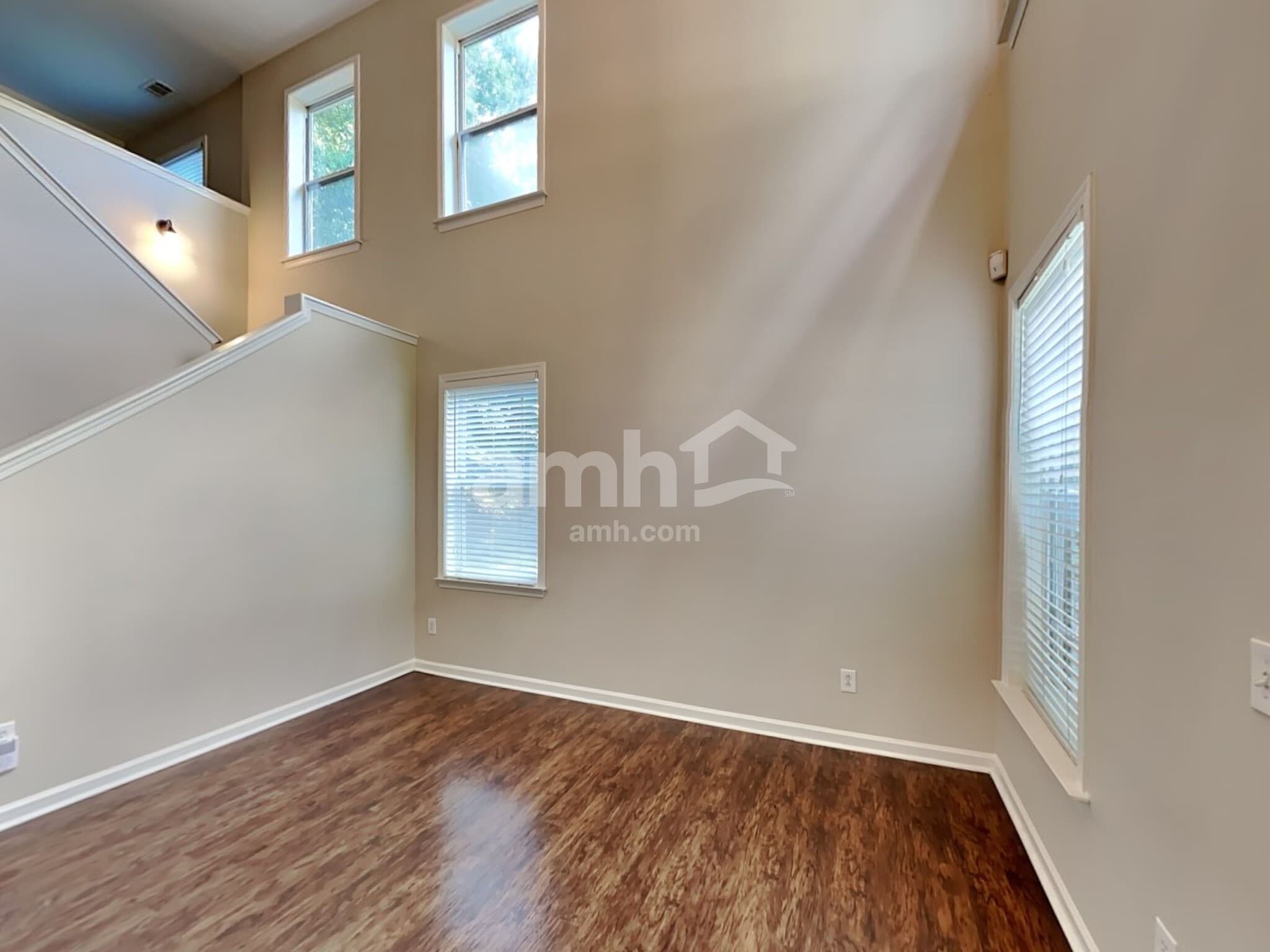 Building Photo - 5 Horseshoe Ln