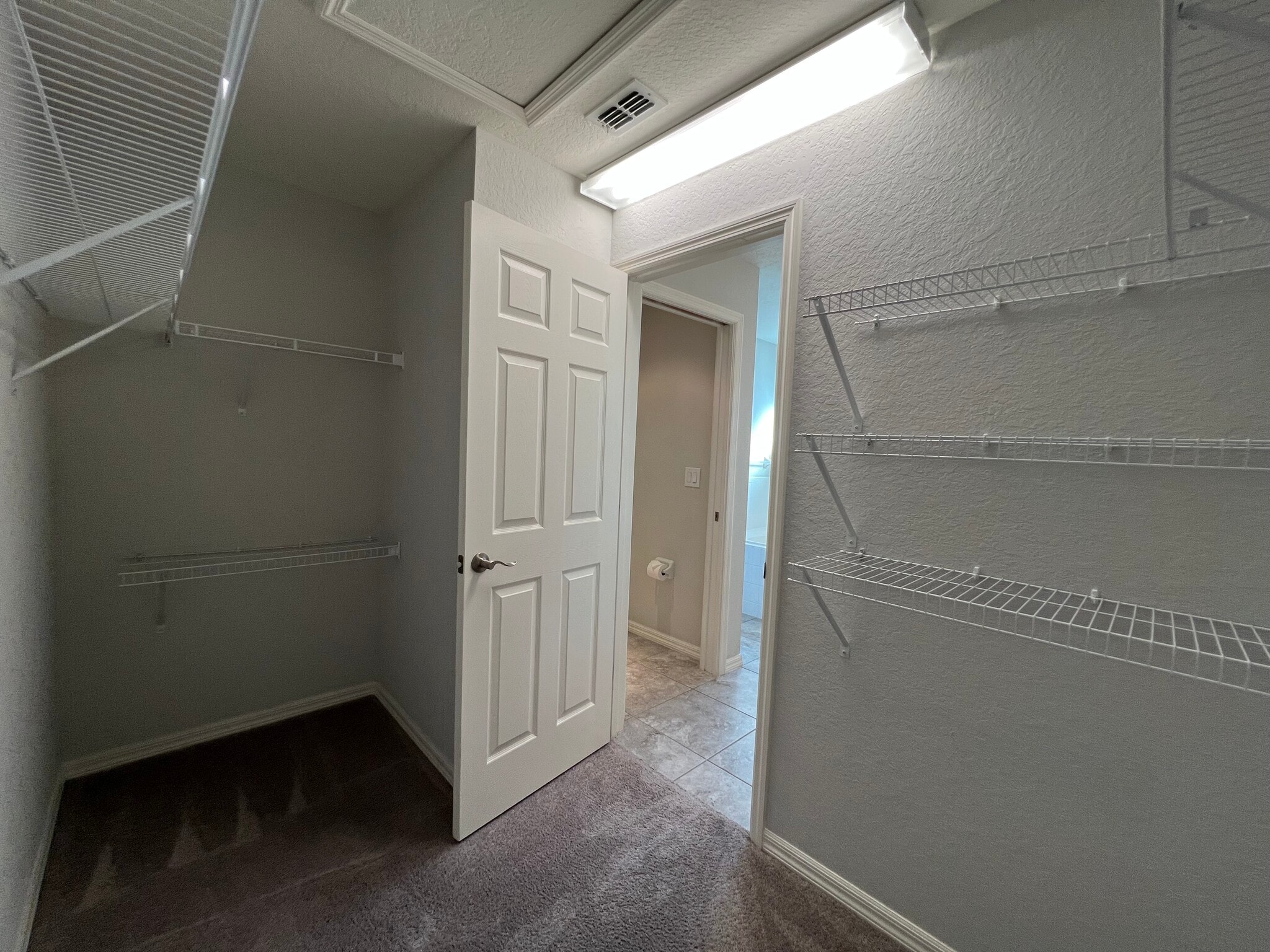 Building Photo - 900 Kingfisher Dr