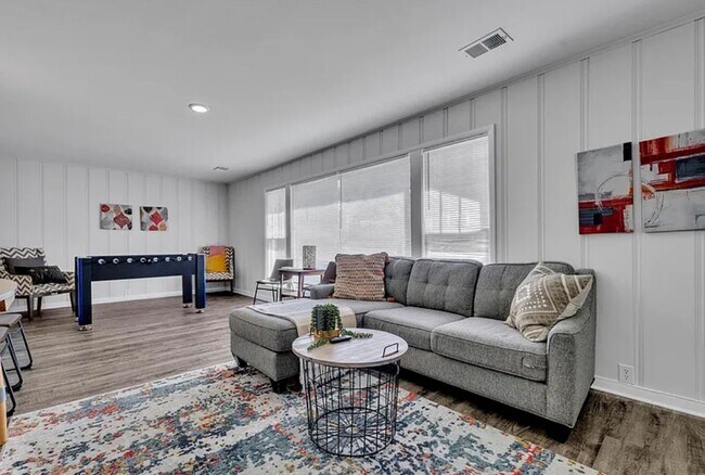 Building Photo - 4 bedroom 2 Bath - Available Now