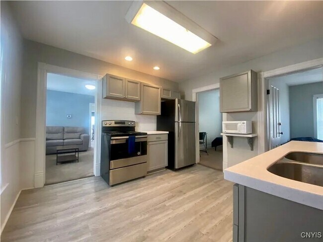 Building Photo - 10 Maple Ave