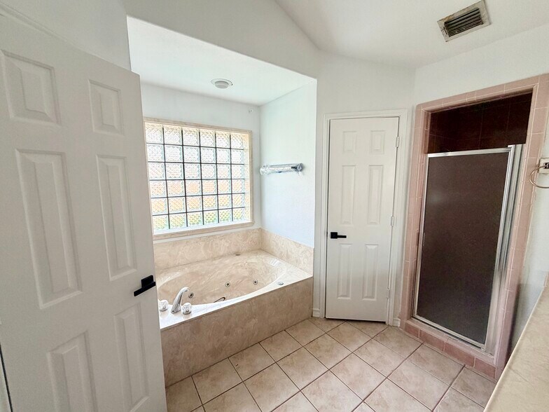 Building Photo - 1707 Crown Pointe Blvd