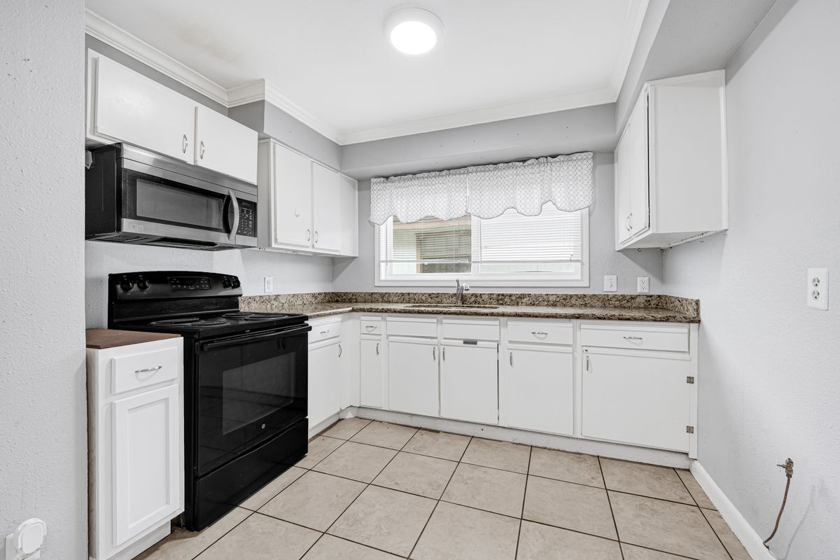 Building Photo - 3806 Kaplan Dr