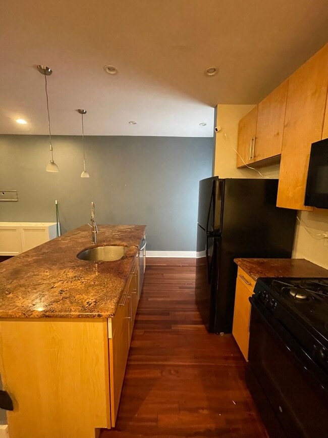 Building Photo - Modern  Bi-Level 1st Fl. 2 Bed, 2 Bath Nor...