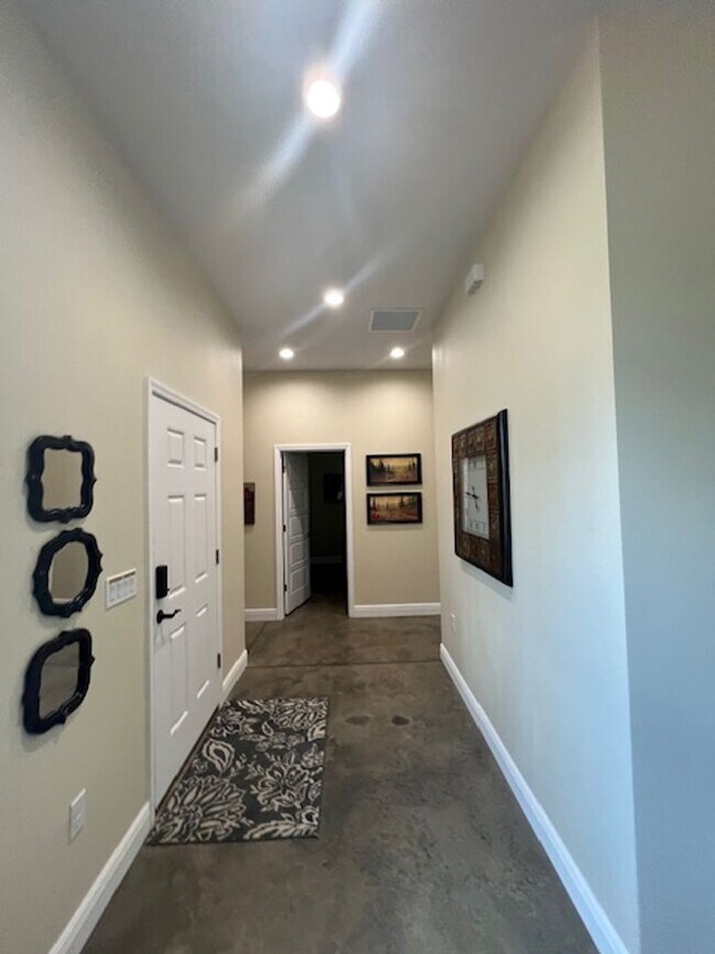 Building Photo - Gorgeous Fully Furnished 4BR/3BA Home – Id...