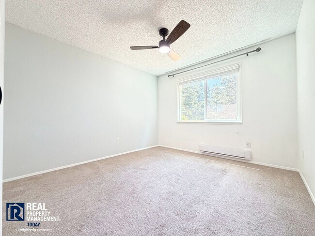 Building Photo - Freshly Updated Gig Harbor Townhome Near the Waterfront!