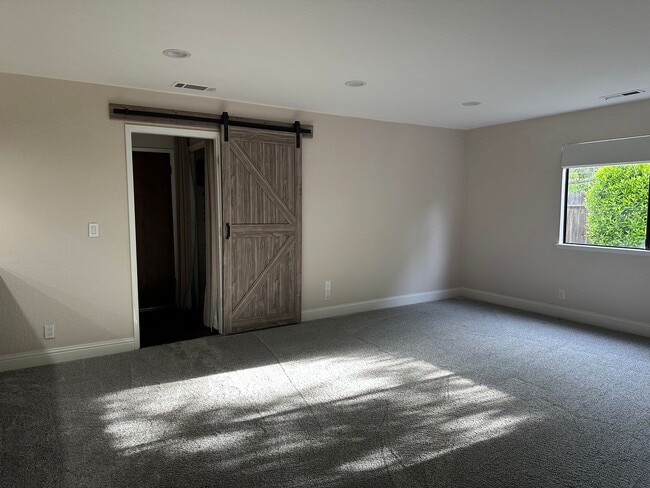 Building Photo - Beautifully maintained home in a peaceful setting