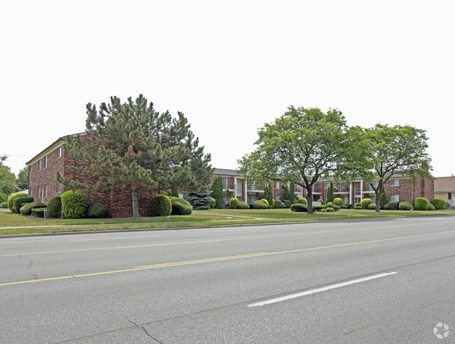 Primary Photo - Val-Mar Manor