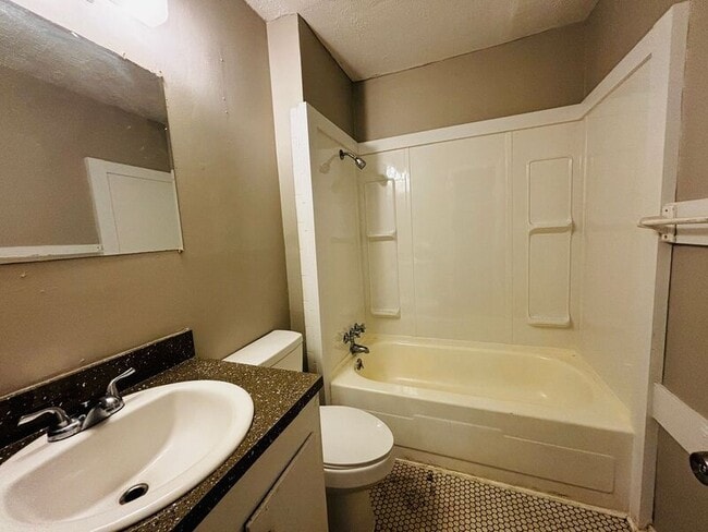 Building Photo - 130 E Woodcrest Dr