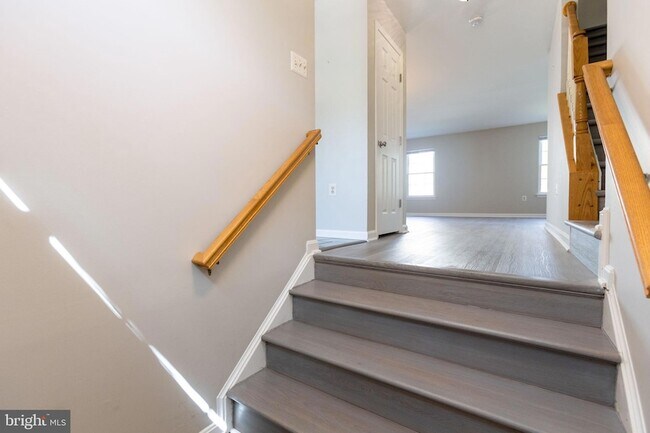 Building Photo - 104 Frazer Dr