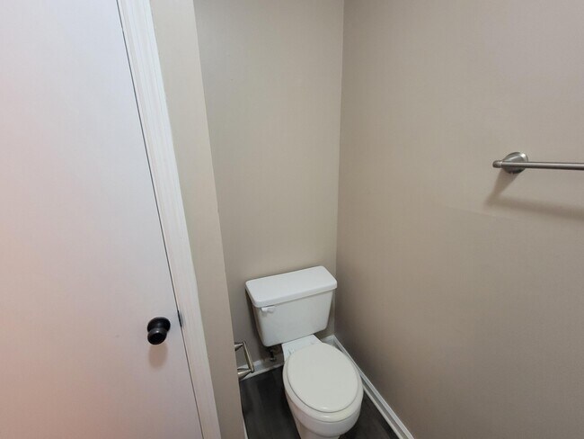 Building Photo - 2309 Creekview Dr