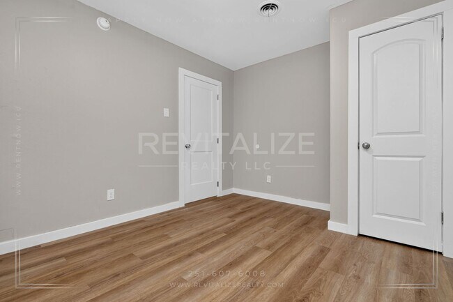 Building Photo - 2900 Lott Dr