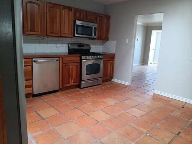 Building Photo - Charming 3-bedroom, 1-bathroom home! Showi...