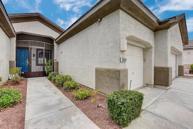 Front entrance path with covered secured Porch - 3034 Constable St