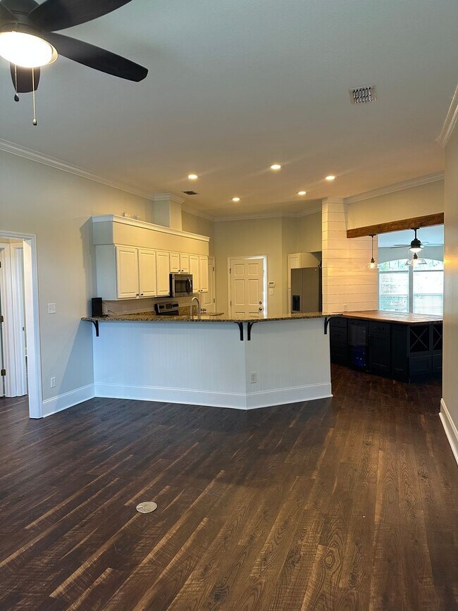 Building Photo - Gorgeous 3 Bedroom 2 Bath home in Piney Z ...