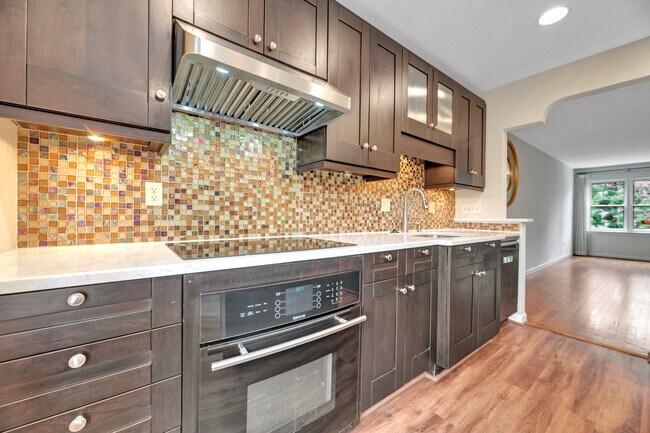 Building Photo - 1053 N George Mason Dr