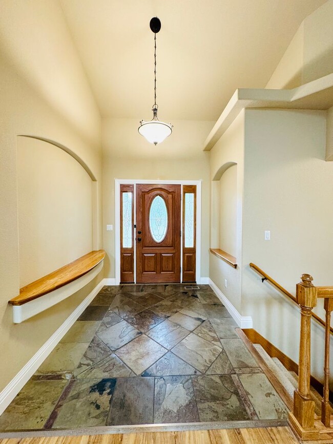 Building Photo - Stunning Executive 4 Bedroom 2 Bath Home in Northwest Loveland - 3-Car Garage!