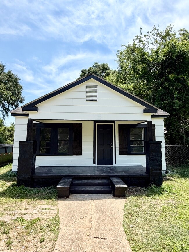 Building Photo - 2606 6th Ave N