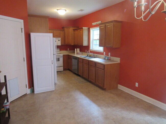 Building Photo - 28 Azalea Ave