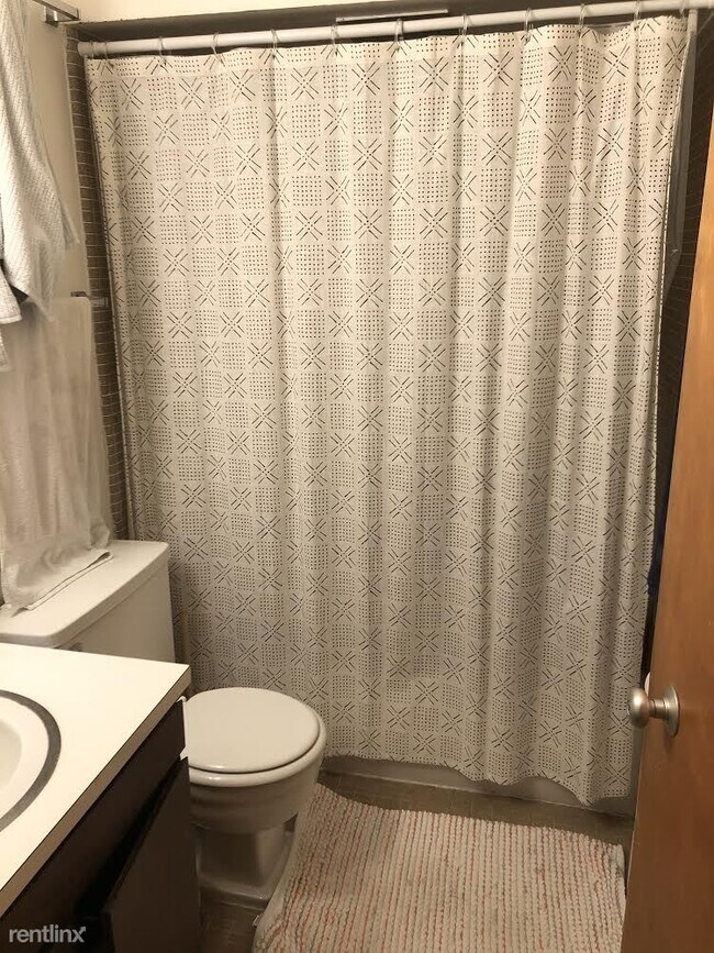 Building Photo - 2 br, 1 bath Apartment - 402 Hill St