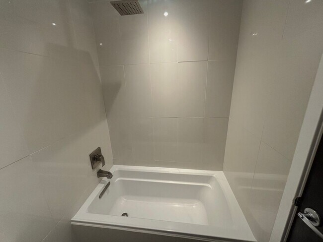 Building Photo - Clean 2 bedroom condo located near downtown Fullerton