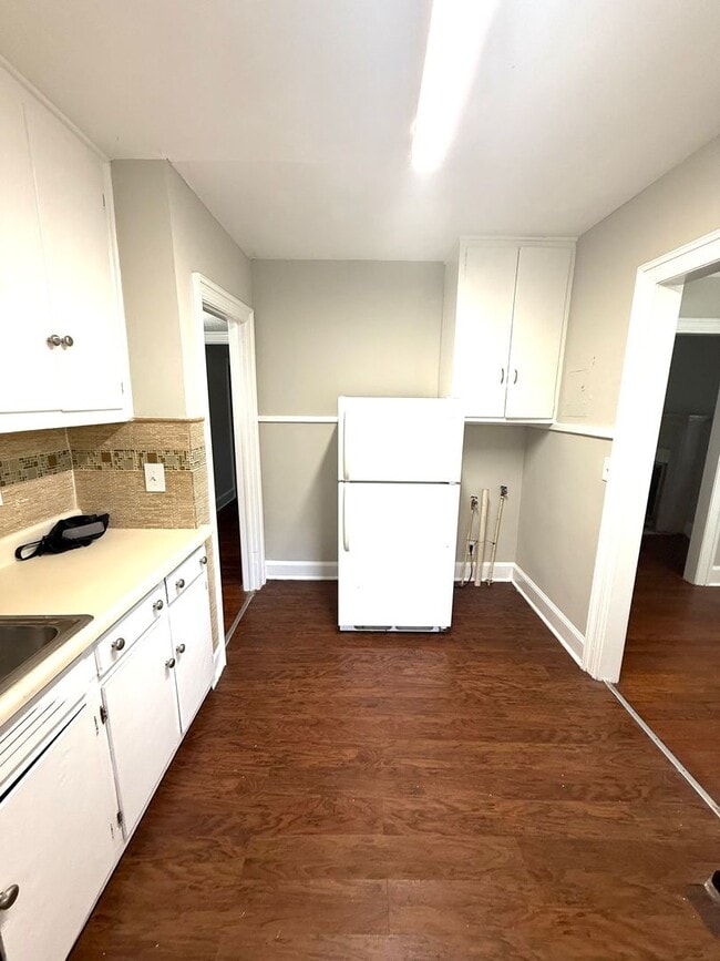Building Photo - ** 2 Bed 1 Bath Located in Highland Garden...
