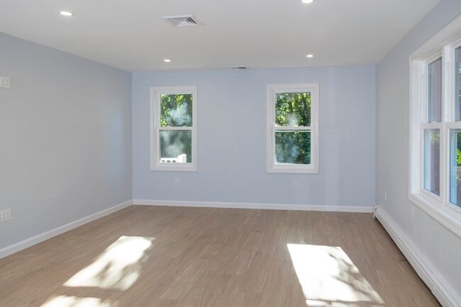 Building Photo - 122 Leedham St