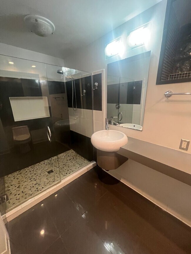 Building Photo - Stylish 2-bedroom modern townhome in the South Side Slopes