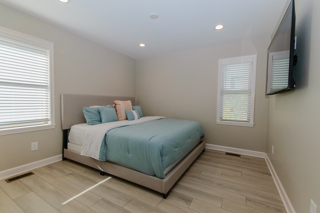 Primary bedroom with king size bed - 586 Townhomes Pl