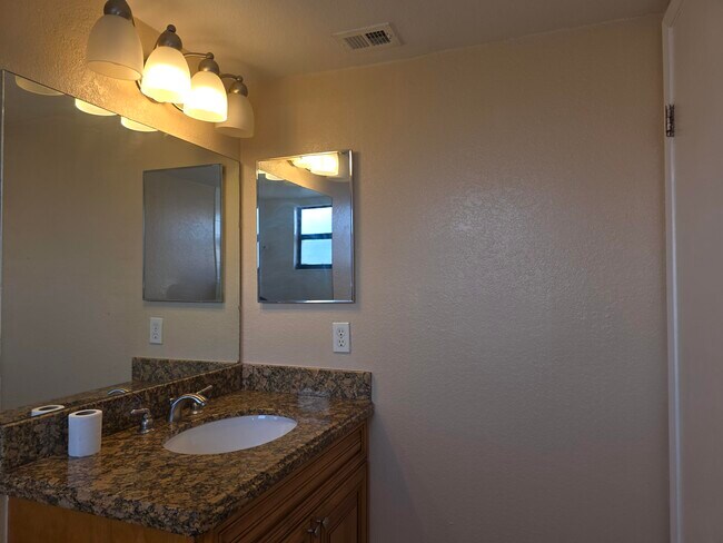 Building Photo - 1542 Lake Crystal Dr