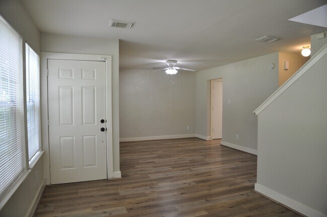 Building Photo - 20734 Settlers Lake Cir N