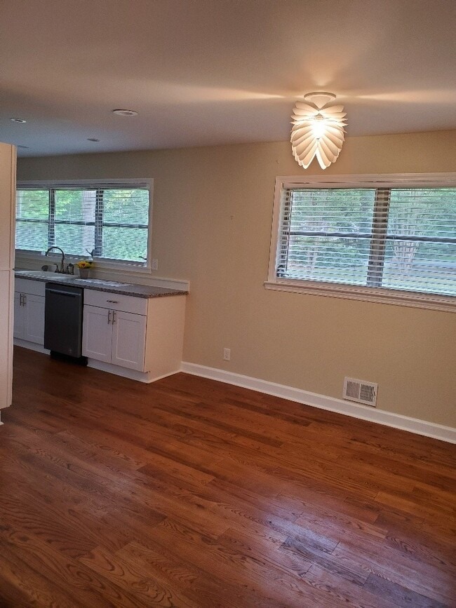 Building Photo - Newly Remodeled Mid Century Style Home!!