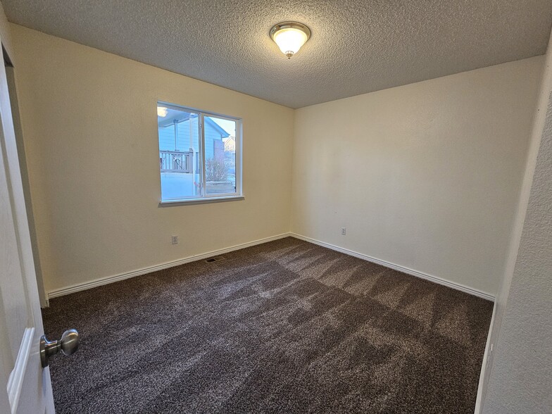 Building Photo - 4672 Saddle Ridge Dr