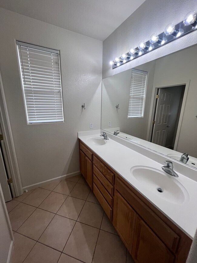 Building Photo - LOVELY 3 BEDROOM HOUSE IN NEWER SUBDIVISION!!