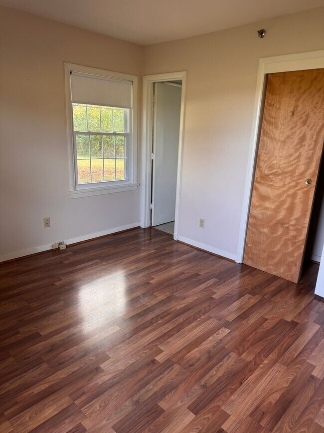 Building Photo - 5 Bedroom || 3 Bathroom Home with All Util...