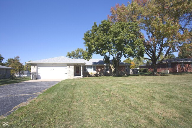 Building Photo - 150 E Beechwood Ln