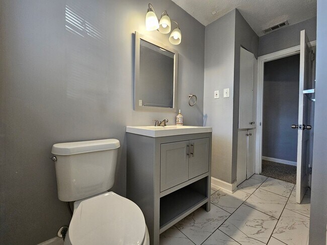 Building Photo - 3 Bedroom, 2 bath w/ detached 1 bed/ 1 bath Mother in law suite.  A MUST SEE!!