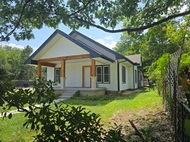 Building Photo - 320 Chautauqua Ave