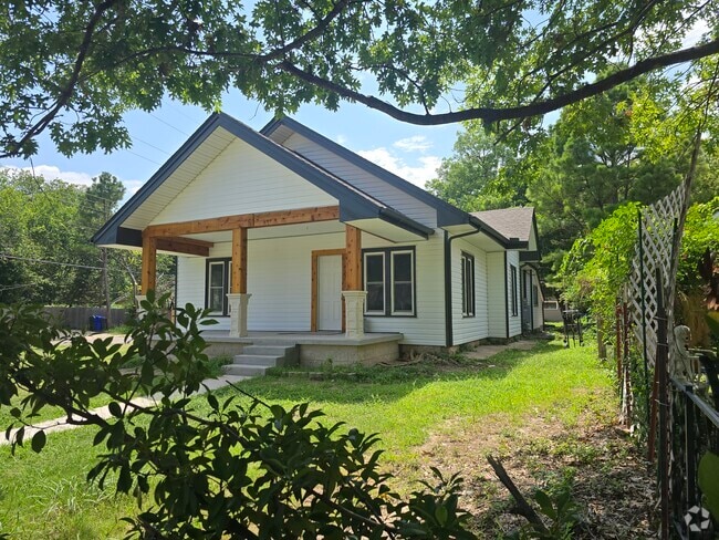 Building Photo - 320 Chautauqua Ave